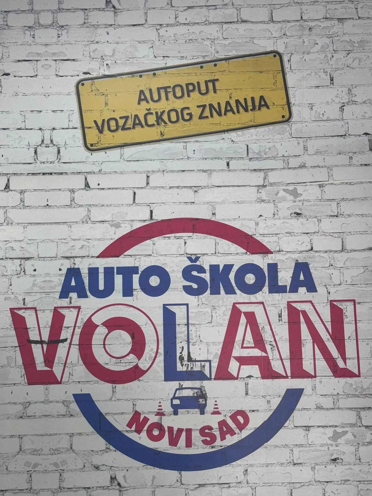 Zidni logo auto škole Volan i znak Autoput vozačkog znanja
